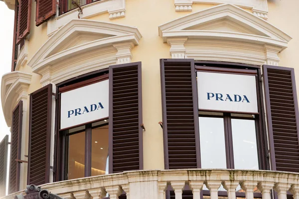 Nombre de Prada en la calle escaparate de Roma — Foto de Stock