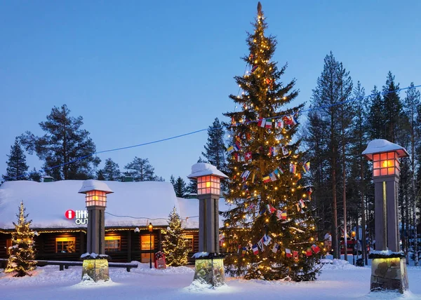 在圣诞老人村在拉普兰斯堪的那维亚的北极圈灯笼 — 图库照片