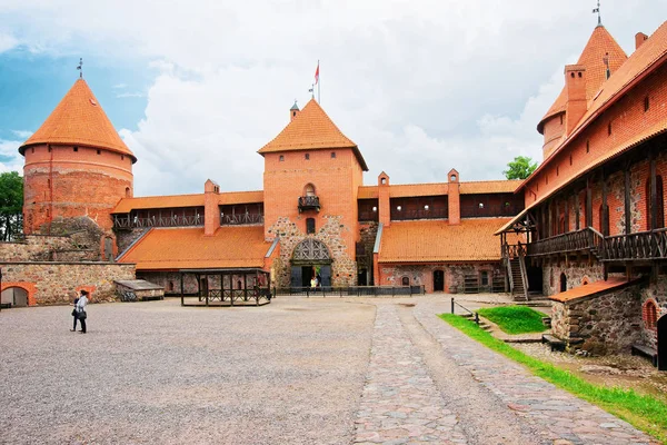 Personas en el museo del castillo de la isla de Trakai durante el día Báltico — Foto de Stock