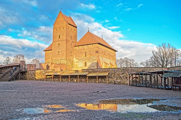 Emberek a Trakai castle museum a nappali — Stock Fotó