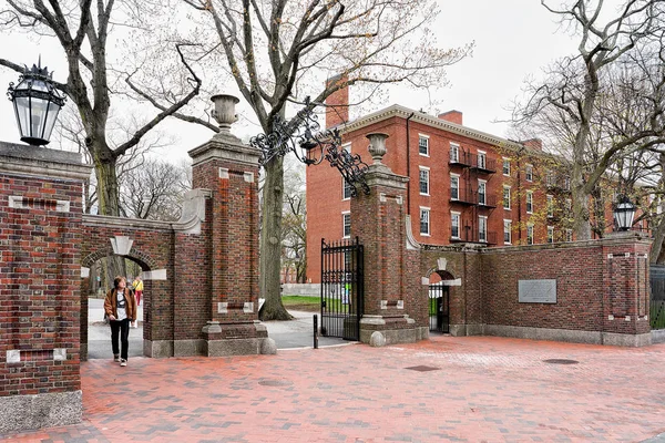 Puerta de entrada en Harvard Yard de Cambridge MA América — Foto de Stock
