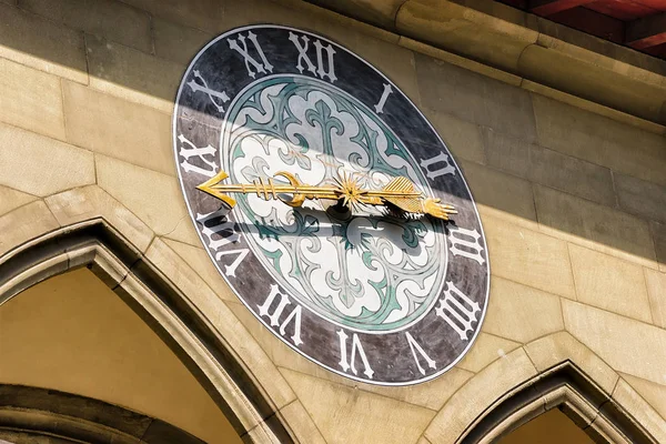 Годинники в мерії будівлі в швейцарського Берна — стокове фото