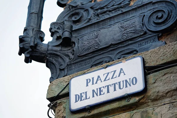 Cartel en la calle Piazza del Nettuno en la pared de Bolonia — Foto de Stock