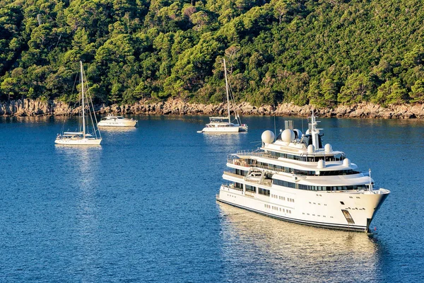 Horvátország Adriai-tengerre, a Lokrum-szigetre a luxus jachtok — Stock Fotó