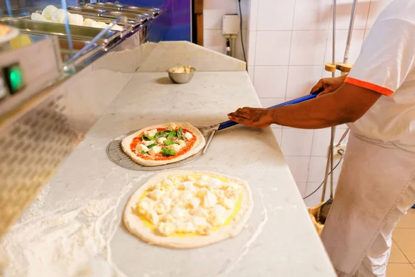Подготовка домашней пиццы в пиццерии ресторана Флоренция — стоковое фото