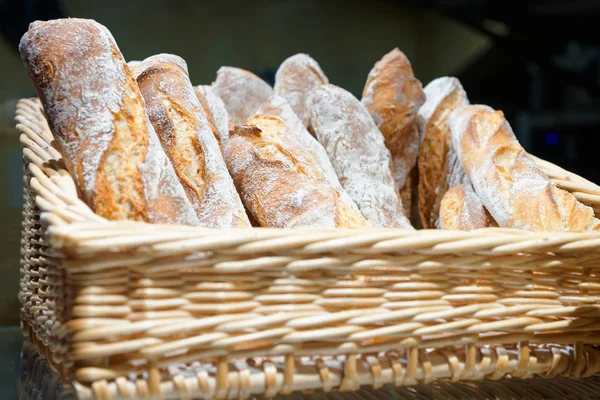 Traditionelt italiensk brød på kurv i Firenze - Stock-foto