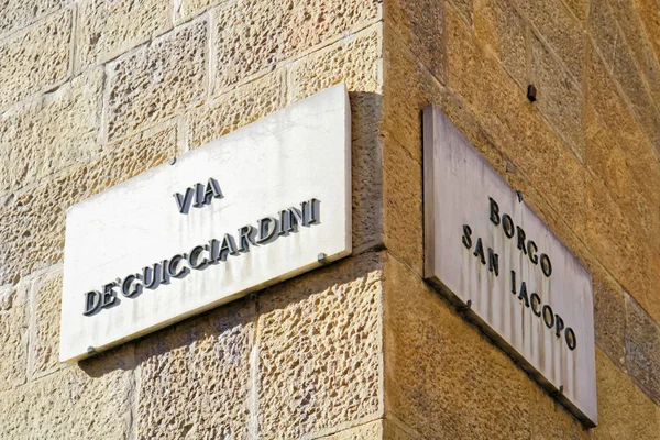 Via De Guicciardini y la calle Borgo San Iacopo firman Florencia — Foto de Stock