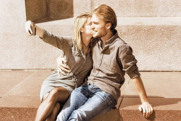 Mladá dívka, takže selfie s přítelem při datování — Stock fotografie