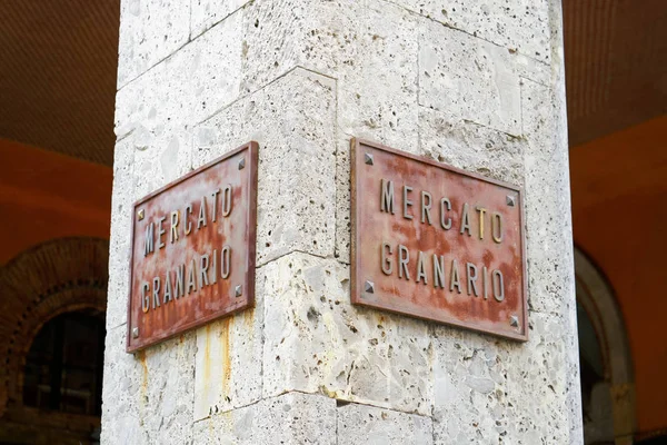 Cartel en la calle Mercato Granario en Mantua — Foto de Stock