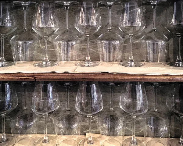 Verres vides et transparents pour le vin — Photo