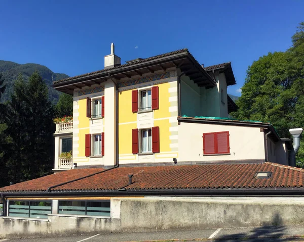 Architectuur van het huis in Aurigeno-Zwitserland — Stockfoto