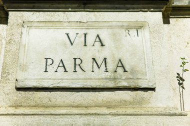 Duvar Roma yolu ile Parma sokak işareti
