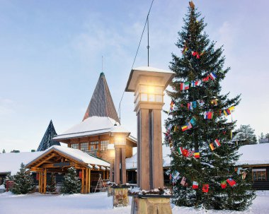 Santa Claus Köyü Lapland İskandinavya'da fenerler