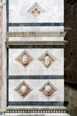 Siena Katedrali'nin dış mermer sütun