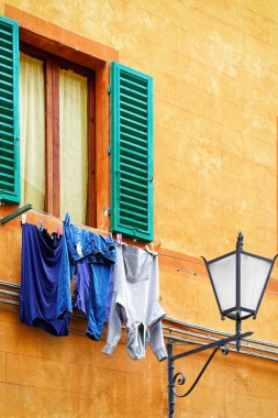 Siena clothesline ve sokak fenerle geleneksel ev