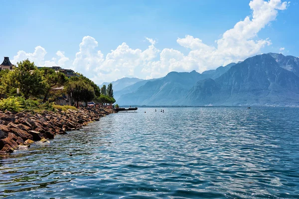 Alperna bergen och kusten av Geneva Lake av Montreux Schweiz — Stockfoto