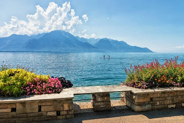 A Genfi-tó, Montreux Riviera sétányon pad — Stock Fotó
