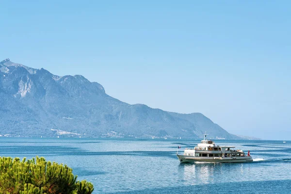 Ausflugskreuzer auf dem Genfer See an der Schweizer Riviera — Stockfoto