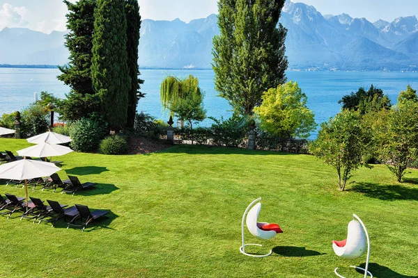 Kert és a Genfi-tó partján, Montreux svájci Riviéra napozóágyak — Stock Fotó