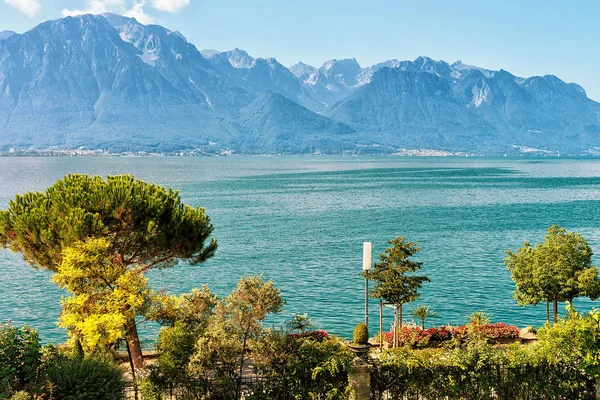 A Genfi-tó, Montreux Riviera sétányon virágzó növények — Stock Fotó