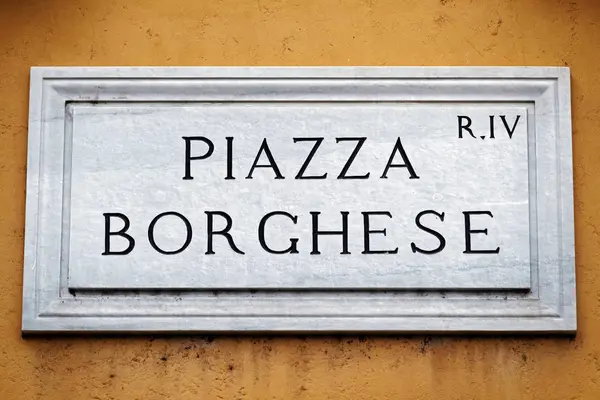 Cartel en la pared de Piazza Borghese en Roma — Foto de Stock