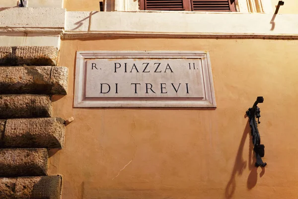 Cartel callejero de Piazza di Trevi en la pared de Roma — Foto de Stock