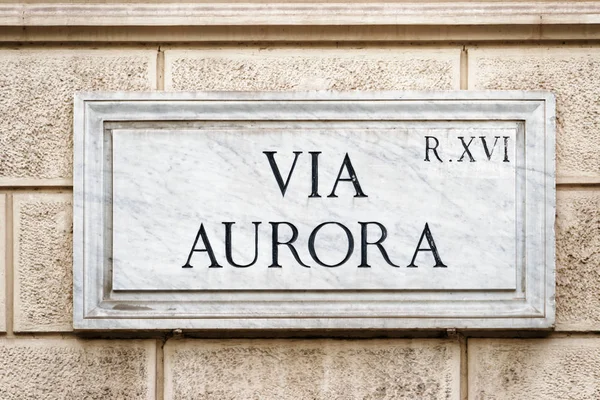 Cartel callejero de Via Aurora en la pared de Roma — Foto de Stock