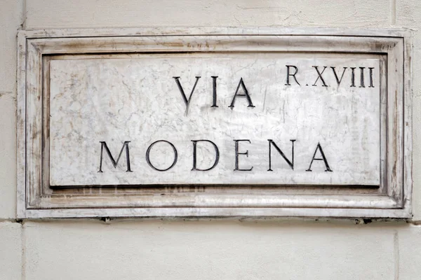 Cartel de calle Via Modena en la pared de Roma — Foto de Stock