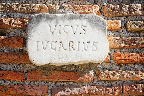 Cartel de Vicus Iugarius en la pared de ladrillo de Roma — Foto de Stock