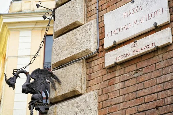 Estatuilla de dragón y Piazza Giacomo Matteotti Pared del cartel de la calle Si — Foto de Stock