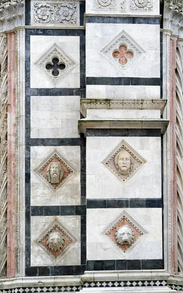 Coluna de mármore da Catedral exterior Siena — Fotografia de Stock