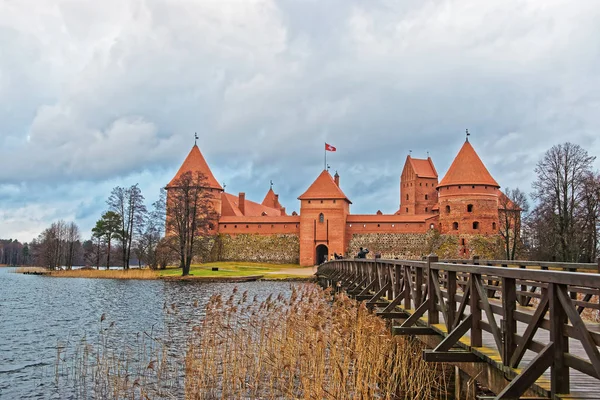 Museo del castillo de Trakai y puente sobre el lago Galve — Foto de Stock