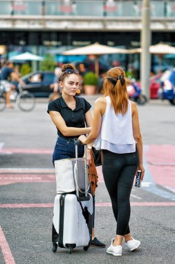 Bern Tren istasyonundaki tramvay çanta ile genç kızlar