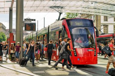 Yolcu ve demiryolu, tramvay istasyonu Bahnhofplatz Bern İsviçre