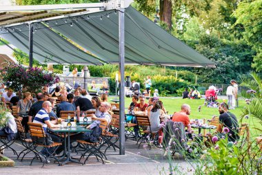 Bern İsviçre kafede insanlar açık hava