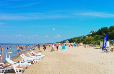 İnsanlar Jurmala Baltık denizde tesisi