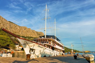 Tekneler, liman, Adriyatik Denizi Omis Hırvatistan