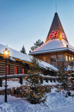 Noel baba ofisi Noel Baba Köyü Fin Lapland İskandinavya günbatımı