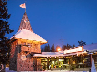 Noel Baba ana postanede Lapland İskandinavya geceleri