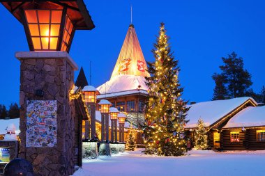 Noel Baba Köyü gece Lapland İskandinavya