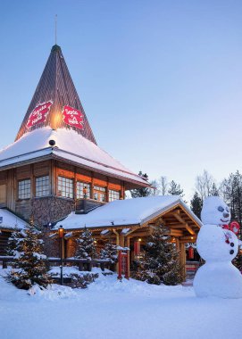 Noel Baba Office Noel Baba Köyü Fin Lapland İskandinavya alacakaranlıkta