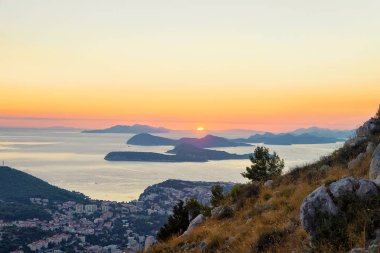 Adriyatik Denizi Dalmaçya kıyıları Dubrovnik Hırvatistan gün batımında