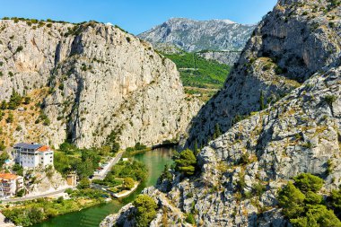 Tepeler ve Cetina Nehri Hırvatistan Omis beldesi