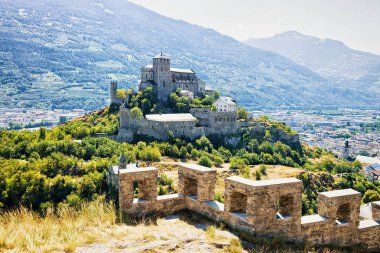 Valera Bazilikası'nın ve Sion sermaye Valais İsviçre Tourbillon Castle
