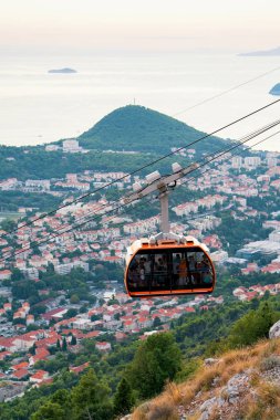 Kabin teleferik ve gün batımında antik Dubrovnik Hırvatistan