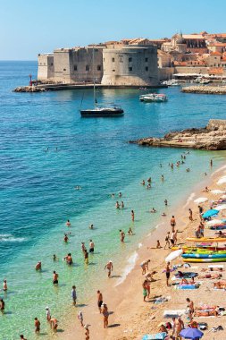 Beach insanlar ve Adriyatik Denizi Dubrovnik kalede dolu