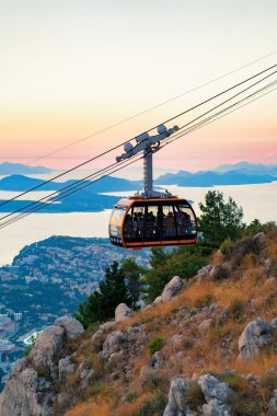 Kabin teleferik ve antik Dubrovnik adlı gün batımı Hırvatistan