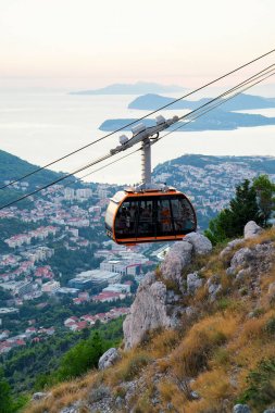 Kabin teleferik ve antik Dubrovnik gün batımı Hırvatistan