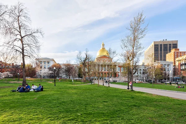 Leute in der staatlichen massachusetts-bibliothek in boston common america — Stockfoto