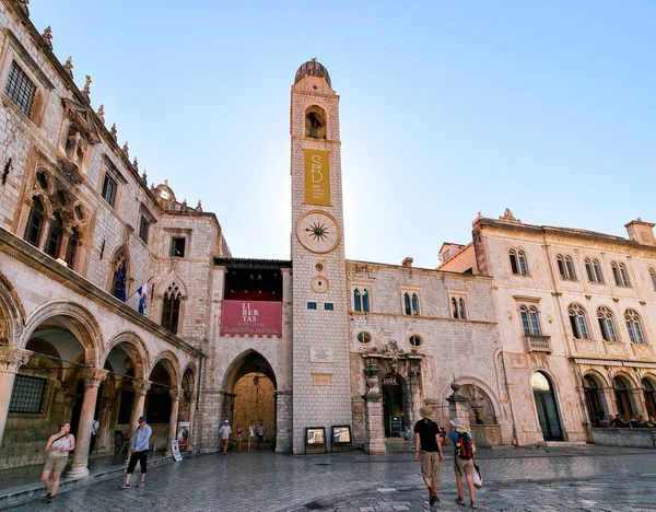 Turistas en la Plaza de la calle Stradun en el Viejo Dubrovnik Croacia —  Fotos de Stock